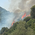 A Cetara incendio in località Puopolo minaccia abitazioni /FOTO e VIDEO