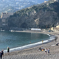 A Maiori in spiaggia per fare il bagno a Capodanno /foto /video