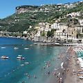 A Minori la spiaggia è sempre più confortevole: tanti servizi ai bagnanti, ombrelloni e lettini gratis per residenti