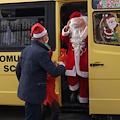 A Scala lo scuolabus "preso in prestito" da Babbo Natale per la consegna dei regali ai bambini [FOTO]