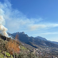 Accende le sterpaglie e perde il controllo delle fiamme, incendio a Tramonti