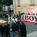 Addio Aureliano, al funerale fumogeni e striscione dei “Boys” granata [FOTO]