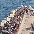 Amalfi: ancora immagini di turisti ammassati sotto al sole al Molo Pennello