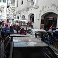 Amalfi, folla di turisti e troppe auto mandano in tilt traffico nel centro storico [FOTO]