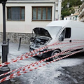 Amalfi: furgone prende fuoco in centro, cittadini evitano il peggio [FOTO]