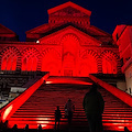 Amalfi, il Duomo si illumina di rosso per la Giornata Internazionale contro la violenza sulle donne