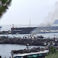 Amalfi: imbarcazione prende fuoco, paura nel porto turistico [FOTO-VIDEO]