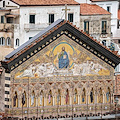 Amalfi, la facciata del Duomo torna a splendere dopo i restauri: i significati dei mosaici