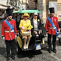 Amalfi, la sosia della Regina d'Inghilterra in tailleur giallo limone tra i vicoli [FOTO]