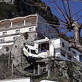 Amalfi: postino sbaglia strada, l'auto finisce tra le scale [FOTO]