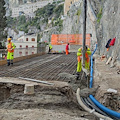 Amalfi, ultima gettata di calcestruzzo: completata la base stradale [FOTO-VIDEO]