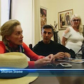 Assisi, Padre Enzo intervista Sharon Stone: «Negare asilo a persona che soffre è di una gravità enorme» /VIDEO