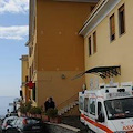 Assume una scatola intera di farmaci: 23enne americana salvata al Costa d'Amalfi