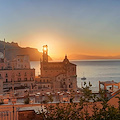 Atrani, il sole trafigge la torre campanaria della Maddalena: l'alba incantata di Giovanni Proto