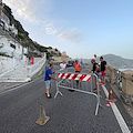 Atrani, si apre un foro profondo sulla Statale: attese verifiche col drone /STRADA TRANSENNATA