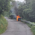 Auto in fiamme tra i castagneti di Tramonti [FOTO]