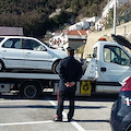 Auto senza assicurazione abbandonate a Pogerola, scatta la rimozione forzata [FOTO]