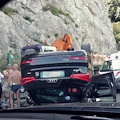 Auto si ribalta a Cetara: intervengono i soccorsi, traffico in tilt [FOTO]