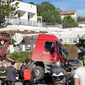 Autogrù rischia di ribaltarsi a Vietri sul Mare: traffico in tilt, nessun ferito