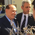 Berlusconi a Ravello, l’arrivo è in auto. Riceve in dono un presepe [VIDEO]