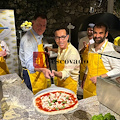 Bill de Blasio fa visita ad Amalfi: l'ex sindaco di New York a lezione di pizza con Gino Sorbillo all’Hotel Convento /FOTO e VIDEO