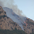 Brucia ancora Monte S. Angelo: nella notte volontari e cacciatori a lavoro, in mattinata giunge canadair 