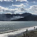 Brucia la montagna tra Vietri e Cetara, fiamme alimentate da vento [FOTO]