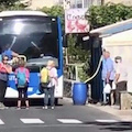 Bus troppo affollato, ad Agerola turisti bloccano il traffico [FOTO]