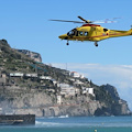 Cade in giardino e si lesiona i polmoni, 67enne della Costa d'Amalfi ricoverato in eliambulanza