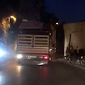 Camion all’impazzata tra le curve di Positano provoca incidente, autista fermato ad Amalfi: patente ritirata [VIDEO]