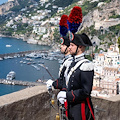 Carabinieri in alta uniforme ad Amalfi: un omaggio alla bellezza della Divina 