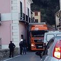 Cetara: tir svizzero si incastra sotto balconcino, traffico in tilt /FOTO