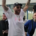 Clementino, show a sorpresa sul lungomare di Amalfi: «Un saluto ai miei fratelli» [VIDEO]