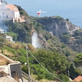 Conca dei Marini si sveglia tra le fiamme che minacciano abitazioni /FOTO