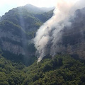 Costiera Amalfitana ostaggio dei piromani: grosso incendio tra Scala e Amalfi, si attendono mezzi aerei