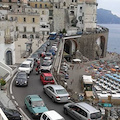 Costiera nella morsa del traffico: troppi i veicoli in circolazione