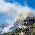 Costiera ostaggio dei piromani: dopo Maiori fiamme anche ad Amalfi [FOTO e VIDEO]