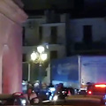 Costiera, traffico anche di notte: autoarticolati bloccano Cetara, ambulanza intrappolata tra le auto [FOTO]