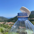 Dal 3 luglio scatta l'obbligo UE dei tappi attaccati sulle bottiglie di plastica