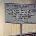 «Divieto di contrattare prestazioni sessuali»: ad Angri il cartello diventa virale