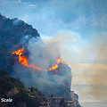 Domenica di fuoco in Costiera: nuovo incendio tra Conca e Furore, vento alimenta le fiamme STRADA CHIUSA