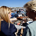 Emergenza migranti, Von der Leyen visita hotspot Lampedusa e promette: «L'Italia può contare sull'Ue»