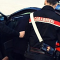 Entra con la forza in casa e colpisce l’ex compagna con una sedia, arrestato uomo a Pontecagnano