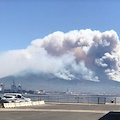 Fiamme sul Vesuvio: l’incendio sembra l’eruzione del vulcano