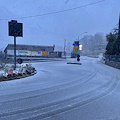 Fiocchi di neve al Valico di Chiunzi. Colibrì in azione per spargimento sale su strada [FOTO]