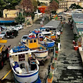 Forti venti e mareggiate sulla Costiera: i pescatori di Amalfi tirano le imbarcazioni a secco [FOTO]