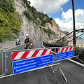 Frana ad Amalfi, masso trattenuto dalle reti: strada chiusa