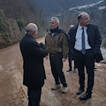 Frana Tramonti-Maiori, sopralluogo del presidente Strianese: «Ancora alcuni giorni prima di riaprire strada»