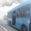 Fumo dal vano motore, ancora paura a bordo di un vecchio pullman SITA a Ravello [FOTO-VIDEO]