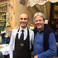 Gentiloni ad Amalfi, bagno di folla in piazza nel giorno di Pasqua. Sosta 'dolce' da Pansa, colazione da Gemma [FOTO]